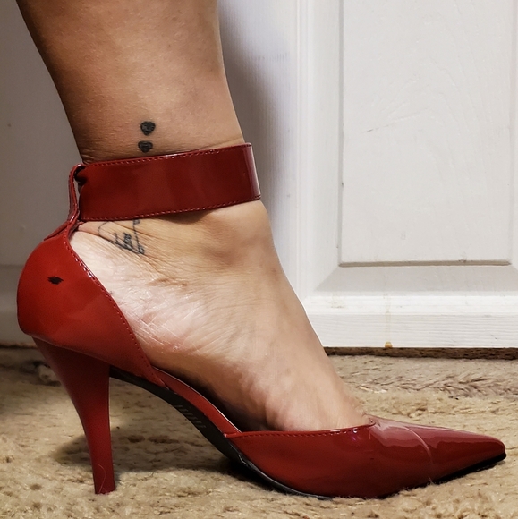 Beautiful Red heels - Picture 3 of 4